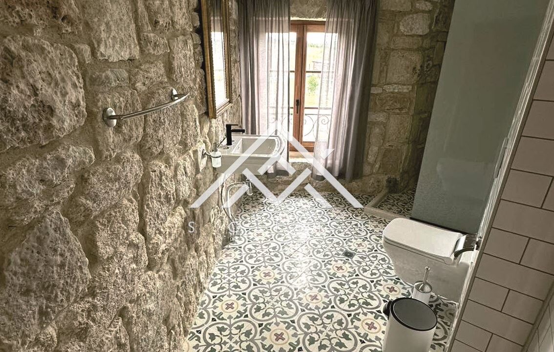 Хотел на осем км южно от нос "Калакра" за продажба-26