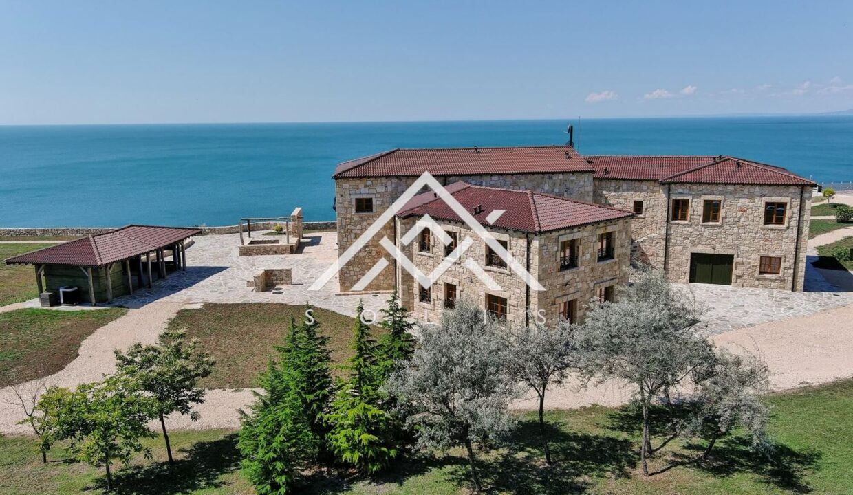 Хотел на осем км южно от нос "Калакра" за продажба-0