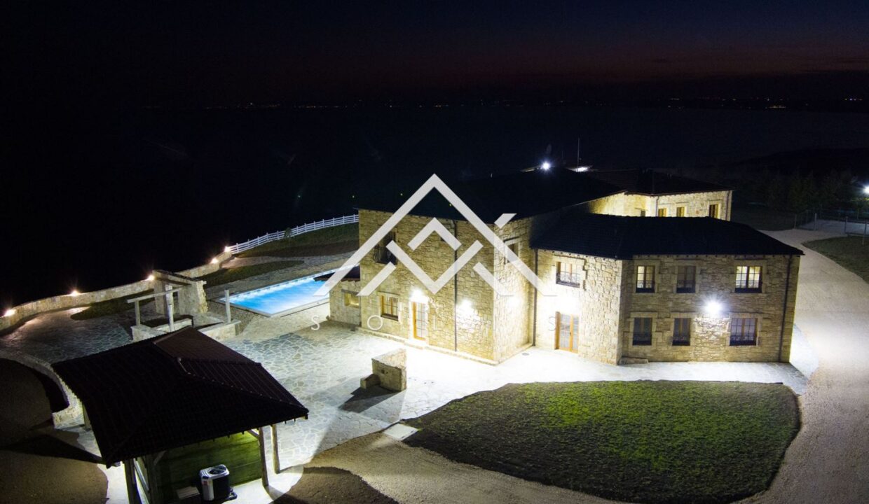 Хотел на осем км южно от нос "Калакра" за продажба-13