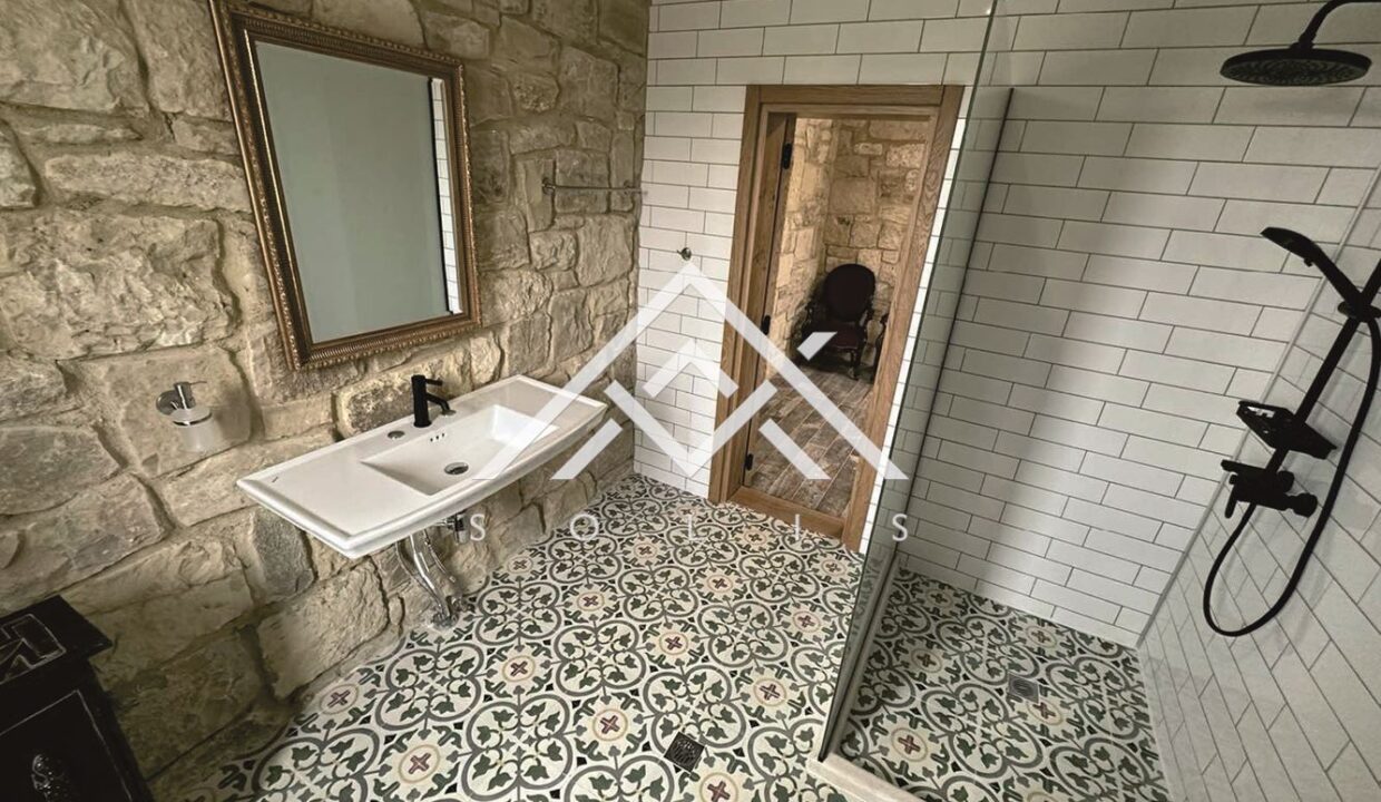 Хотел на осем км южно от нос "Калакра" за продажба-33