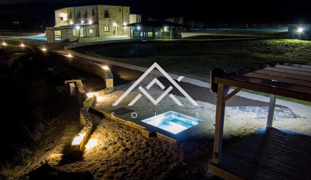 Хотел на осем км южно от нос "Калакра" за продажба-14