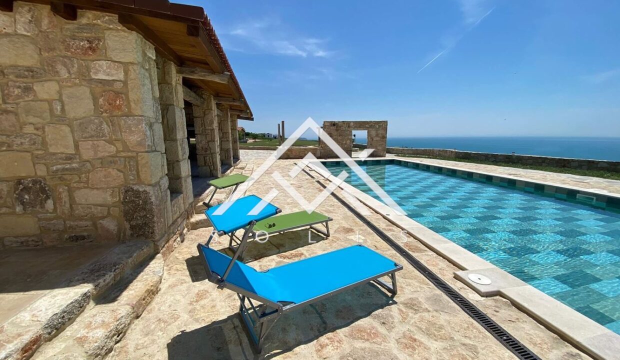 Хотел на осем км южно от нос "Калакра" за продажба-2