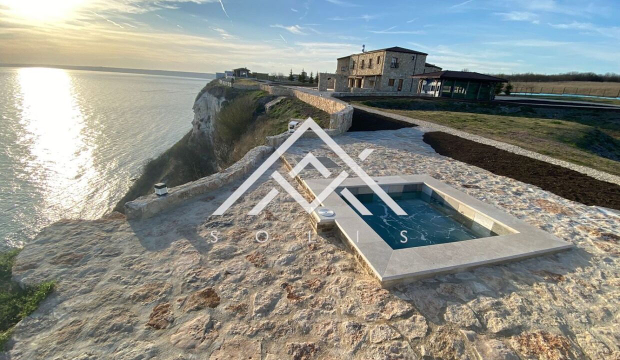 Хотел на осем км южно от нос "Калакра" за продажба-1